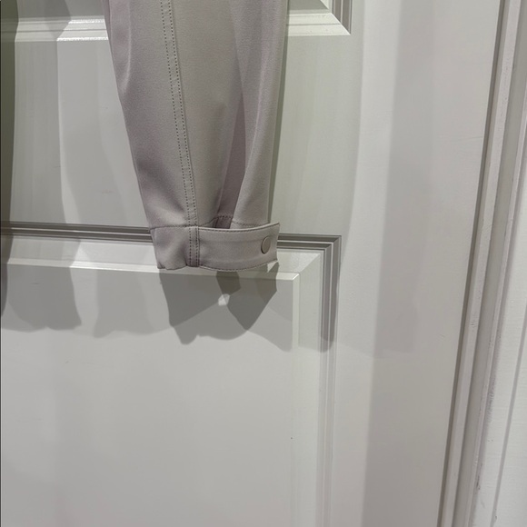 Athleta kakhi kahki with Zipper Pockets Endless high rise cargo pants style - Picture 3 of 3